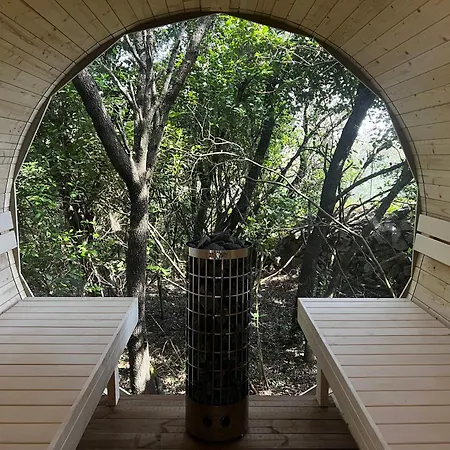 Деревянный коттедж La Canopee Private Ним